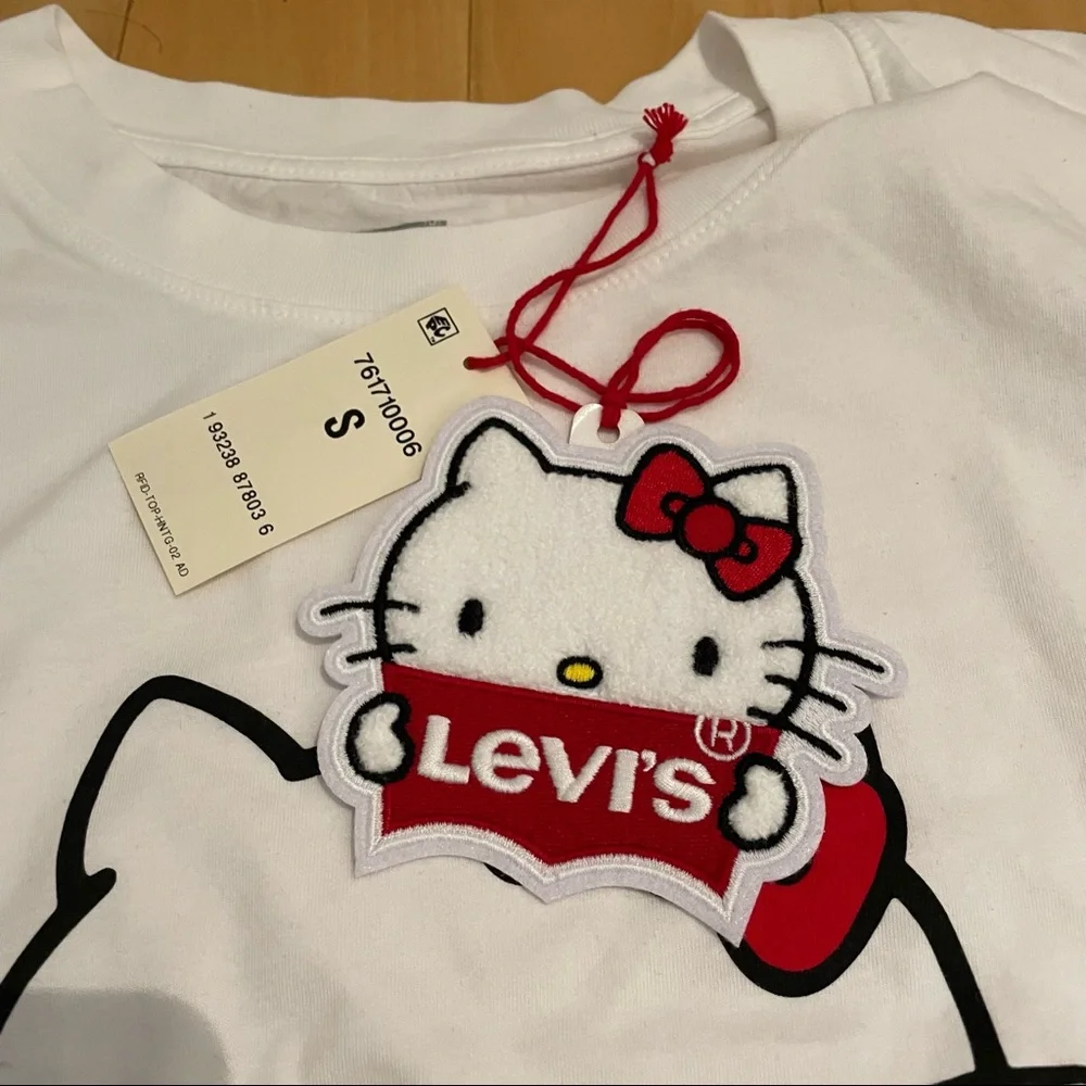 NWT women’s Levi’s x hello kitty top - Picture 9 of 10